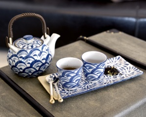 Love this blue and white pottery found on Pnterest.